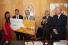 El rector Esteban Morcillo hace entrega del premio a Valeria Andreano, en representación del ganador.